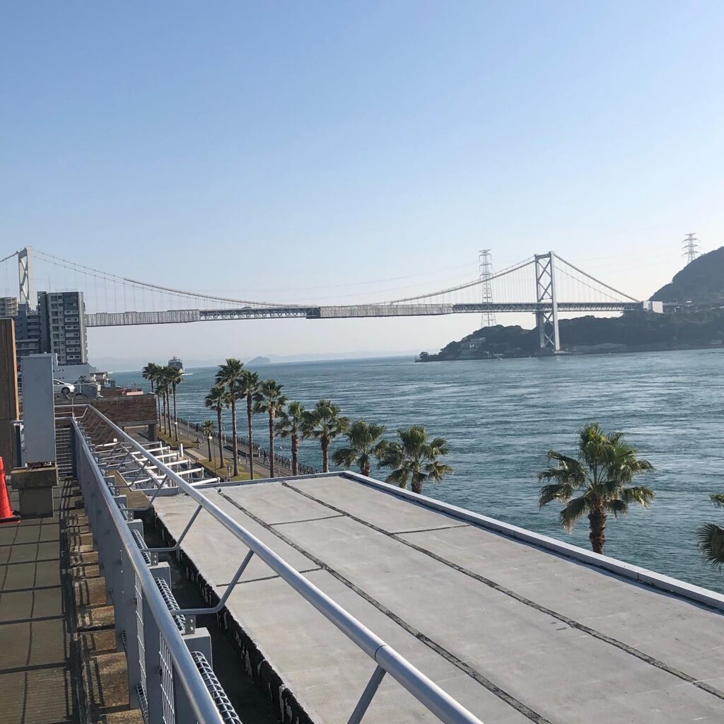 あれは関門大橋かな？