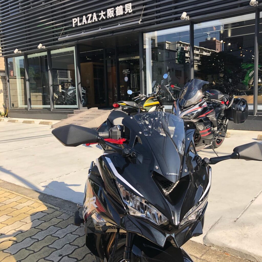 嫁が乗ってきたZX-25R越しにNinja1000SX